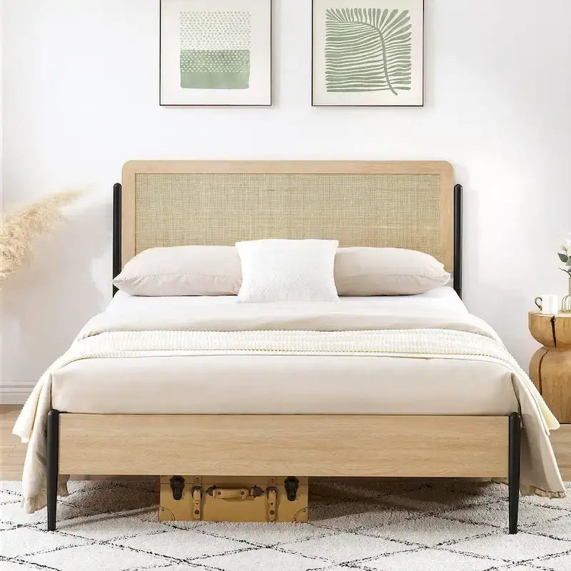 Bettgestell aus Holz und Metall mit Rattan-Kopfteil