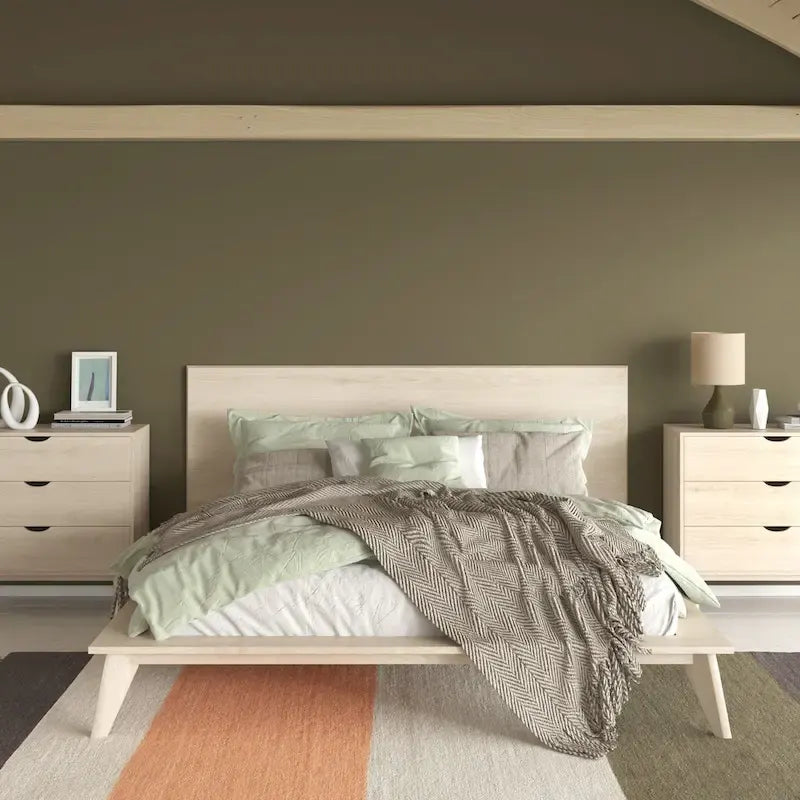 Queensize-Plattformbett mit Nussbaumfurnier-Kopfteil